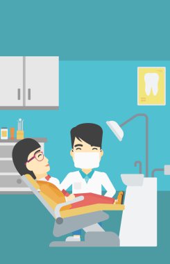 Hasta ve doktor dişçi ofisinde.