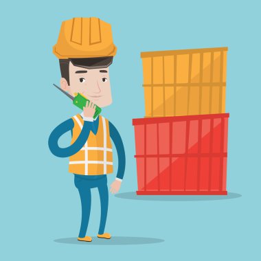 Liman işçisi kablosuz radyo konuşmak.