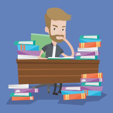 Kitap yığınları ile masadan öğrenci.