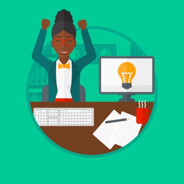 İş fikri olan yaratıcı heyecanlı kadın.