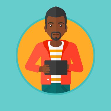 Tablet bilgisayarda çalışma öğrenci.