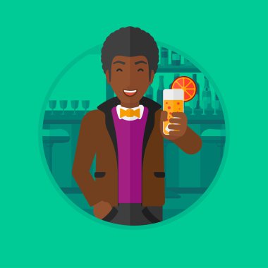 Barda portakal kokteyli içen adam.