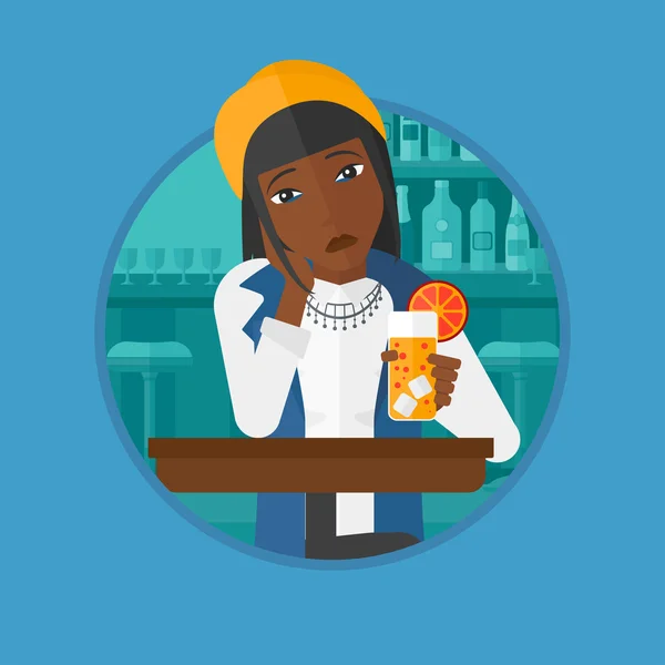 Mujer bebiendo cóctel naranja en el bar . — Vector de stock