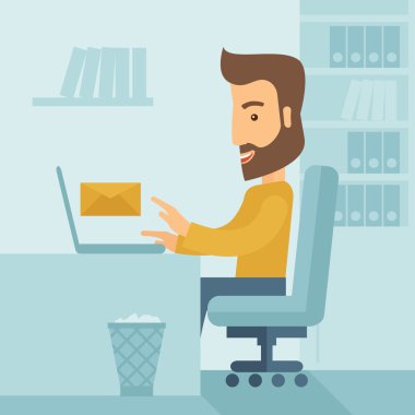 Bir bilgisayar laptop-in infront oturan genç adam.