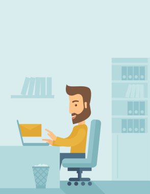 Bir bilgisayar laptop-in infront oturan genç adam.