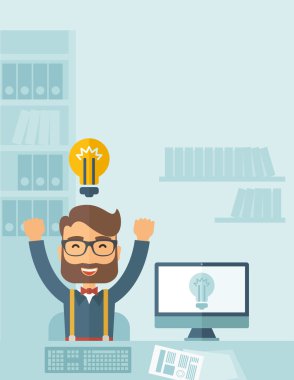 Mutlu genç adam onun bilgisayar