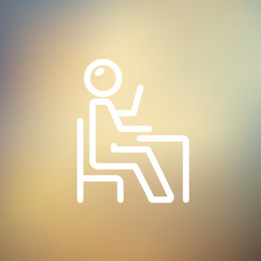 Onun tablo ince çizgi simgesi önünde bir sandalyede oturan öğrenci