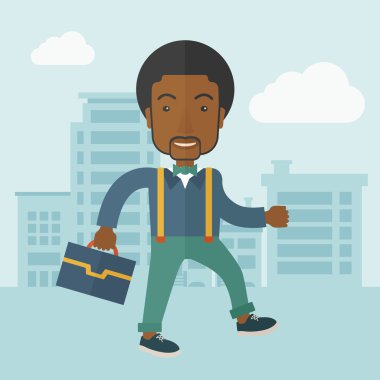 Evrak çantası ile sokak şehrin üzerinden yürüyen genç adam.