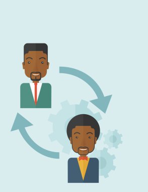 Fikir alışverişi içinde iki adam.