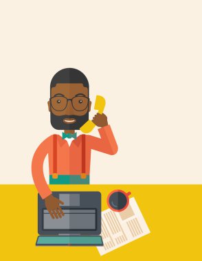 Çalışma masasında oturan Afrika Office adam.
