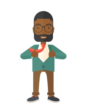 Onun elbiselerini değiştirmek için Afrika adam çalışma mutlu.