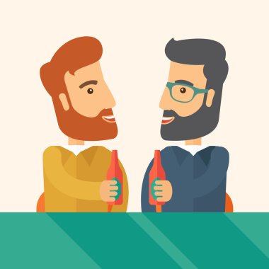 İki co-işçilerin sahip eğlenceli bir barda bira içmek.