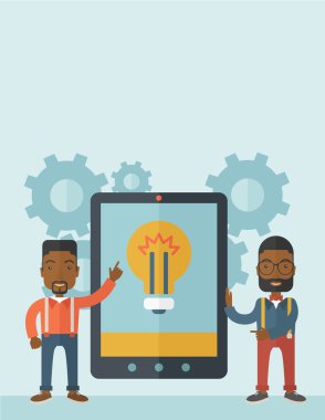 iki işadamları büyük holding tablet ekran.