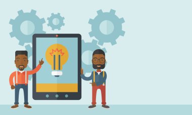 iki işadamları büyük holding tablet ekran.