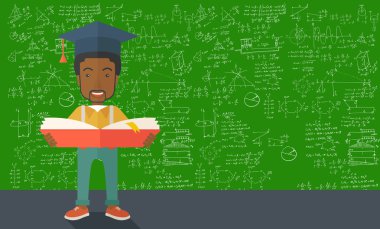 Afrikalı-Amerikalı adam mezuniyet kap ile ayakta.