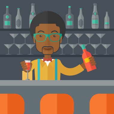 Afrika barmen barda bir içki holding.