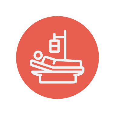 Hasta adam yatakta IV tuzlu çözüm ince çizgi simgesiyle dinlenme