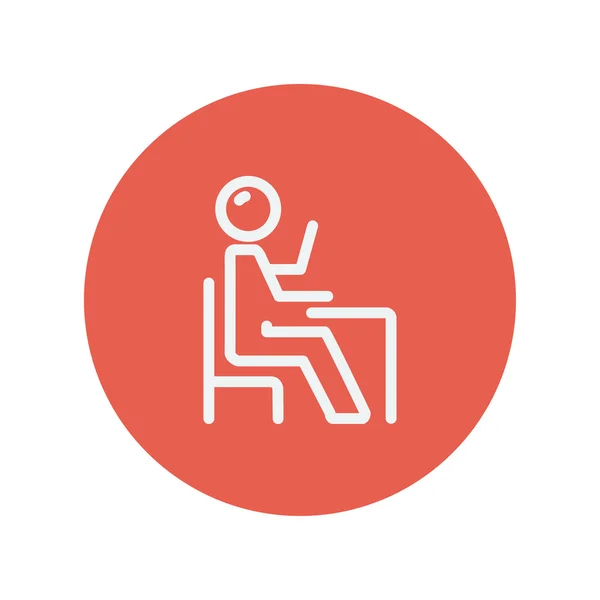 Estudante sentado em uma cadeira na frente de sua mesa ícone linha fina — Vetor de Stock