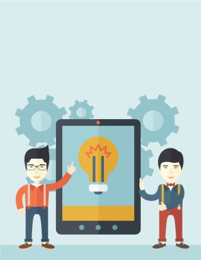 iki işadamları büyük holding tablet ekran.