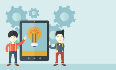 iki işadamları büyük holding tablet ekran.