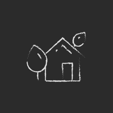 Çevre dostu ev simgesini tebeşirle çizilmiş.