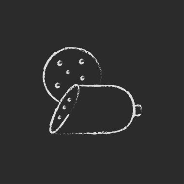 Tebeşirle çizilmiş sosis simgesi dilimlenmiş.