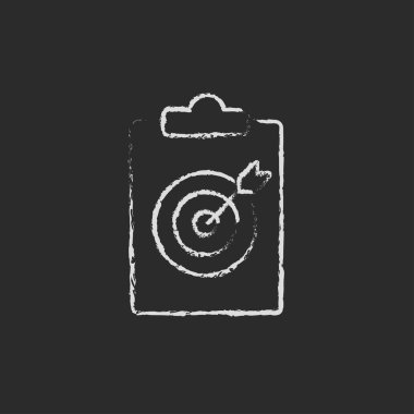 Tebeşirle çizilmiş hedef yönetim kurulu ve ok simgesini.