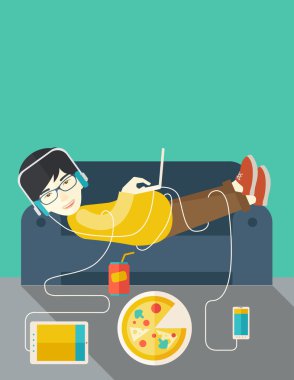 Adam kanepede yatıyor..