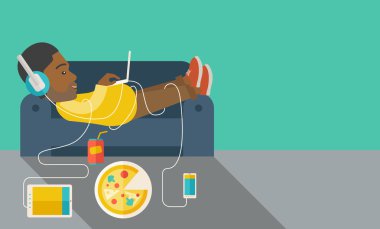 Adam kanepede yatıyor..