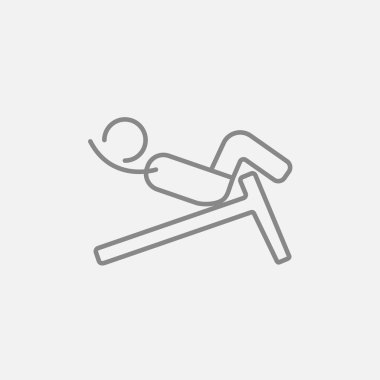 Egzersizi Incline bench satırı simgesi üzerinde yapan erkek.