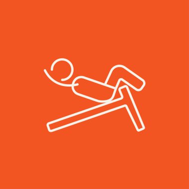 Egzersizi Incline bench satırı simgesi üzerinde yapan erkek.