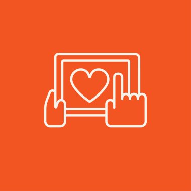 Tablet kalp işareti satırı simgesi ile holding eller.