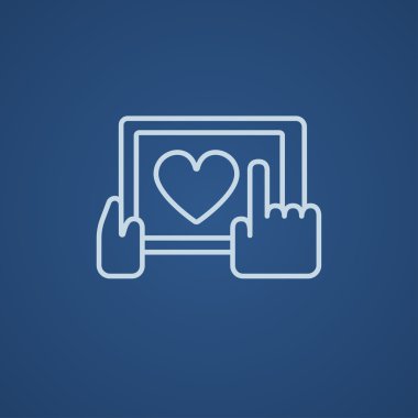 Tablet kalp işareti satırı simgesi ile holding eller.