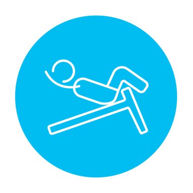 Egzersizi Incline bench satırı simgesi üzerinde yapan erkek.