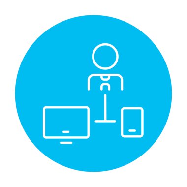 Adam bilgisayar ve telefon hattı simgesi ile bağlantılı.