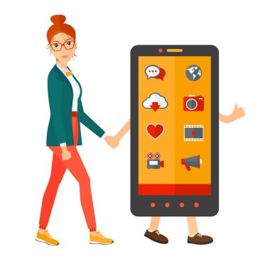 Smartphone ile yürüyen kadın.