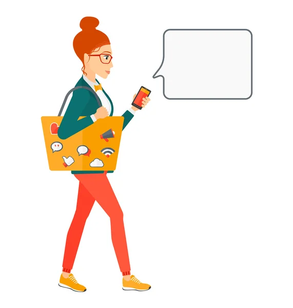 Mujer caminando con smartphone . — Vector de stock