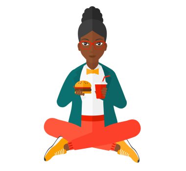 Hamburger yiyen kadın.