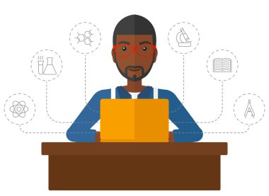 Laptop ile okuyan adam.