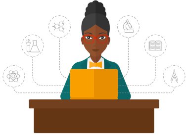 laptop ile okuyan kadın.