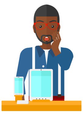 Dükkanı penceresine bakarak adam.