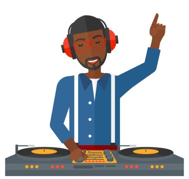 DJ konsolu ile gülümseyen.