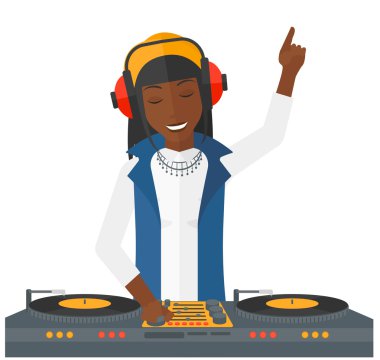 DJ konsolu ile gülümseyen.