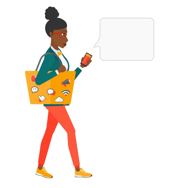 Mujer caminando con smartphone . — Vector de stock