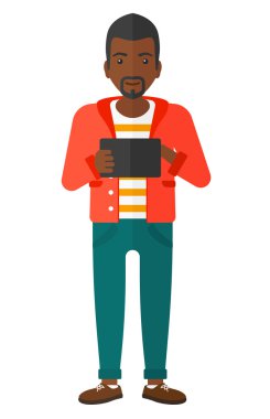 Tablet bilgisayar kullanan adam.