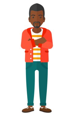 çapraz kolları olan mutlu adam.