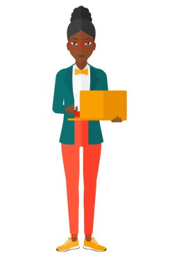 Dizüstü bilgisayar kullanan kadın.