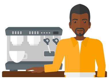 Barista ayakta yakınındaki kahve makinesi.