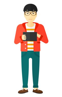Tablet bilgisayar kullanan adam.