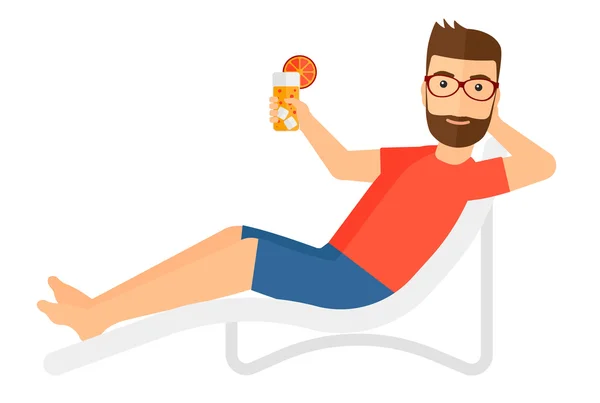 Hombre sentado en chaise longue . — Vector de stock